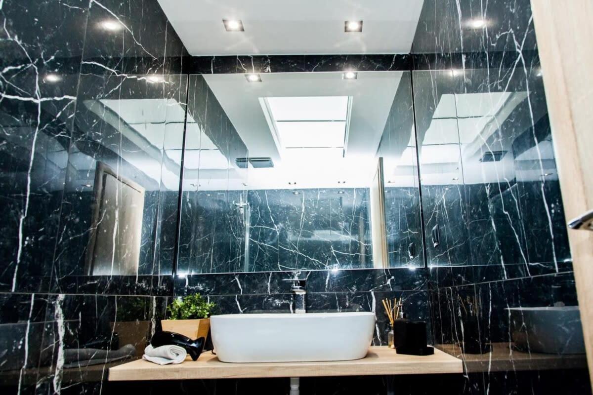 Contemporary And Chic Apartment In Central Athena Bagian luar foto