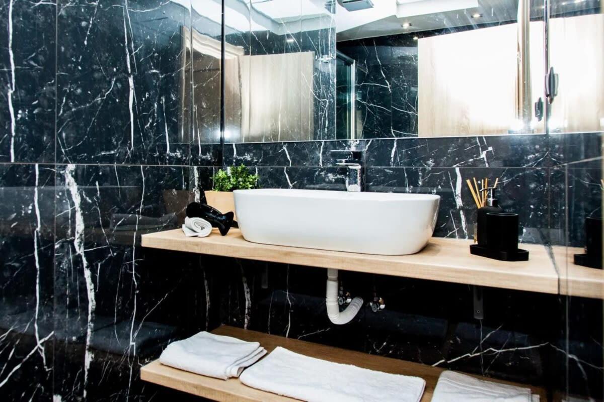 Contemporary And Chic Apartment In Central Athena Bagian luar foto